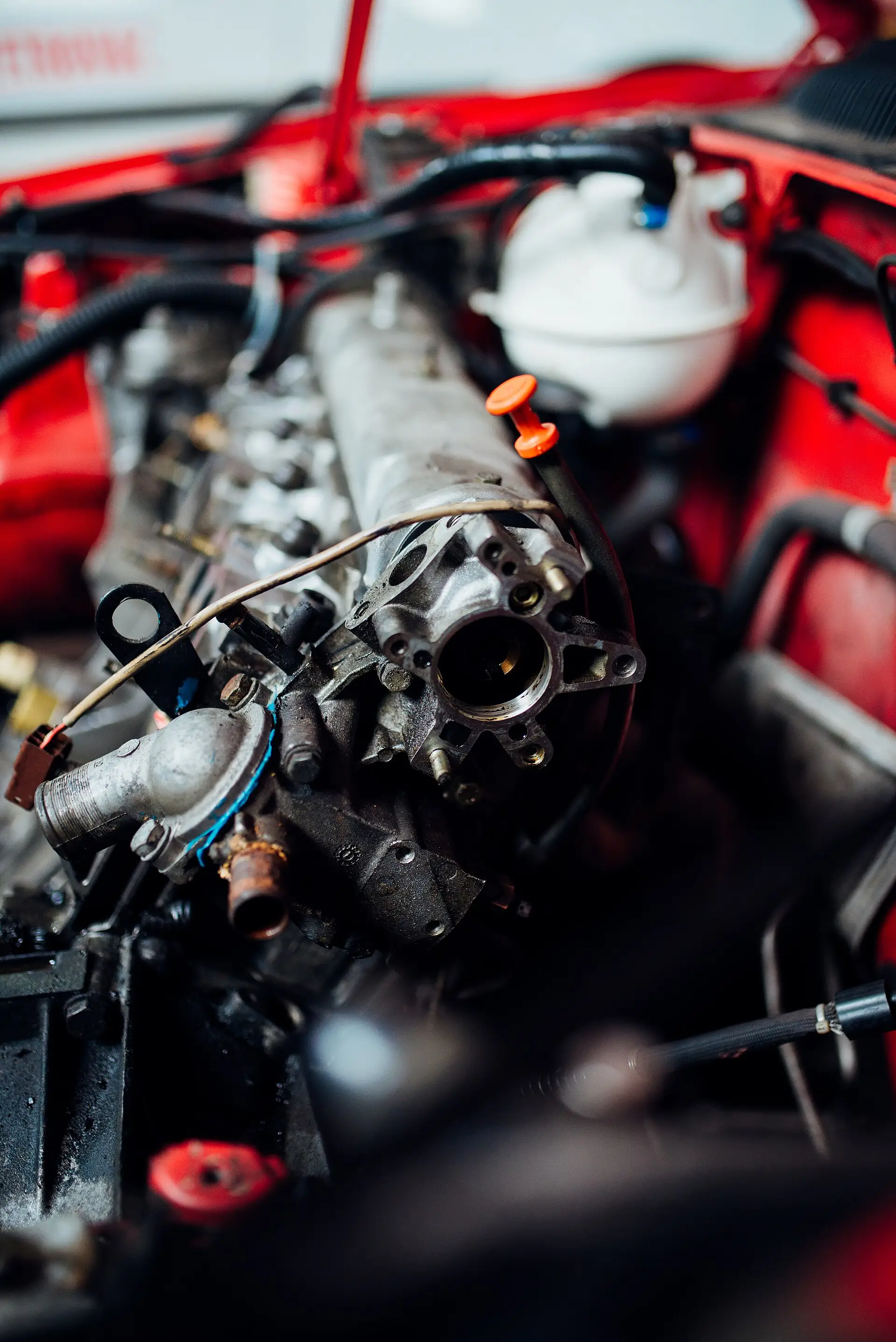 Motor de un auto abierto durante una revisión mecánica